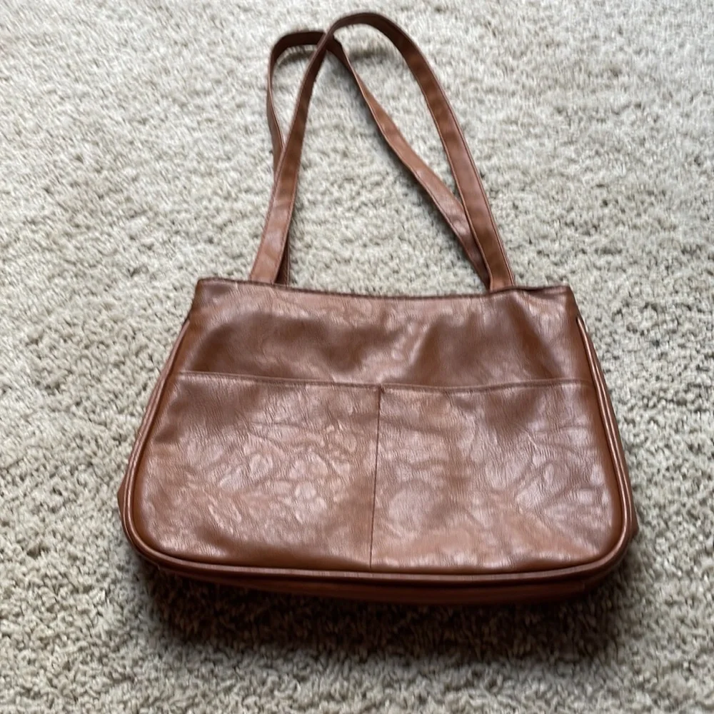 Brown purse with straps. Classic design and lots of organization.